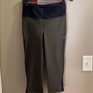 Lululemon crops size 4 NWOT